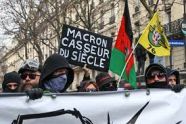 Во Франции бастующие блокировали проезд к аэропорту под Парижем