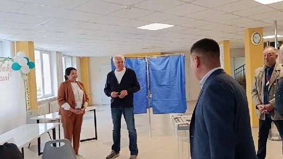 Точенов ознакомился с ходом голосования в поселке Усть-Ордынский