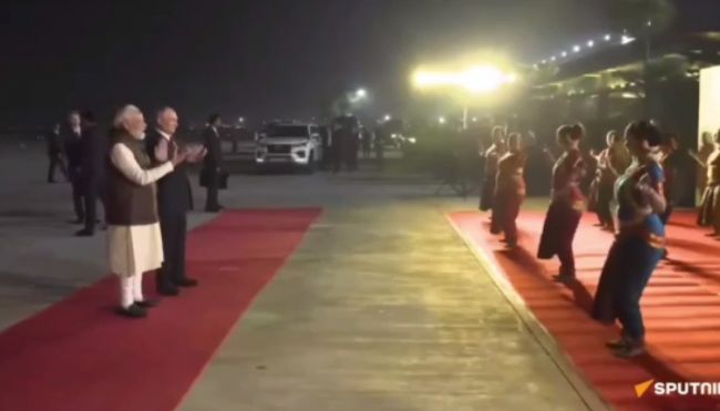 Визит Владимира Путина в Индию начался с неожиданностей