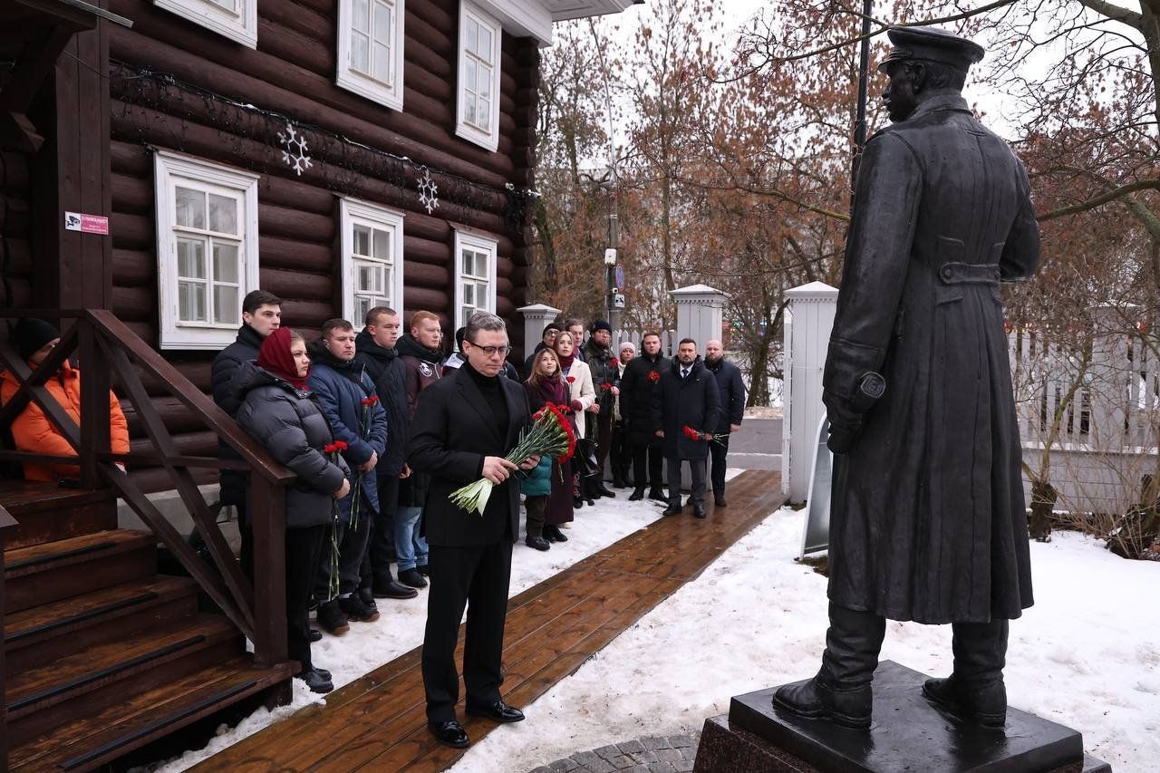 Георгий Филимонов возложил цветы к памятнику Сталину