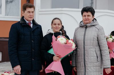 Олег Кожемяко вручил ключи от новых квартир сиротам в Ханкайском округе