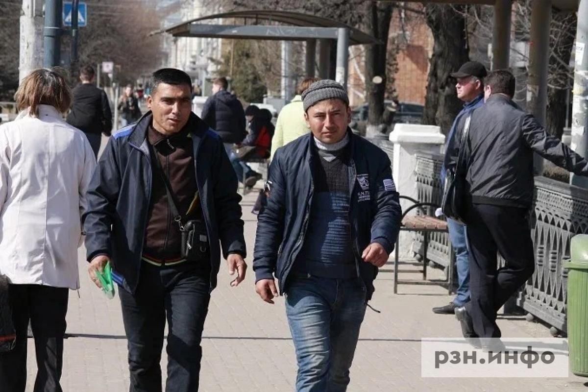 В идеале - запретить трудовым мигрантам привозить в Россию семьи