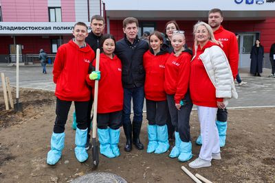 Губернатор Приморского края принял участие в апрельском субботнике