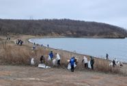 Акция «Вода России» объединила приморцев на уборке побережья