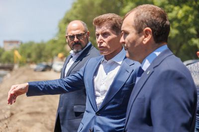 Уникальный «Аквамастер» чистит реку Объяснения во Владивостоке