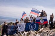 Иркутские студенты подняли флаг России на вершине полуострова Святой Нос