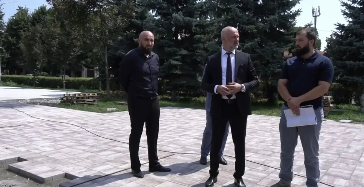 Мэр Назрани проверил ход благоустройство общественных пространств города