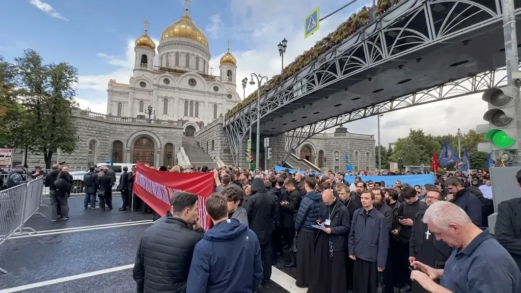 В Москве около 100 тысяч человек вышли на Общемосковский крестный ход