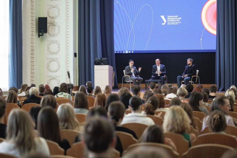 Пранкер научил студентов Екатеринбурга распознавать фейки и манипуляции в сети