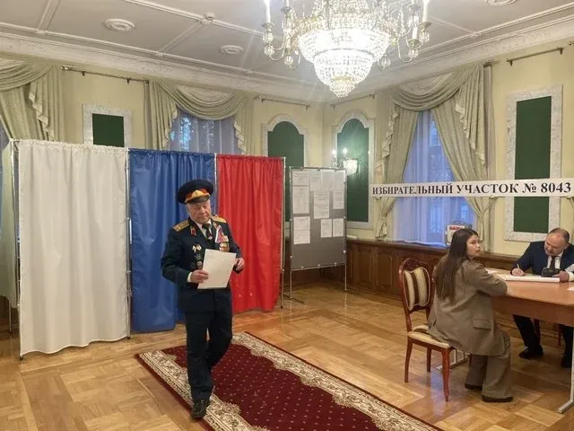 Анатолий Иванченков первым проголосовал в Бресте за Россию