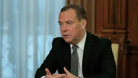 Медведев призвал скорее внедрять биометрический контроль за въездом мигрантов
