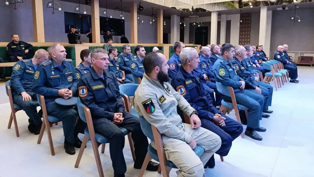 Дмитрий Артюхов наградил борцов с природными пожарами в ЯНАО