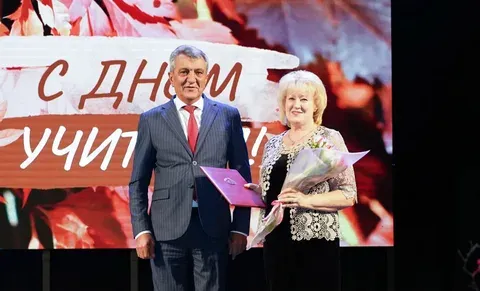 Сергей Меняйло вручил награды педагогам ко Дню учителя