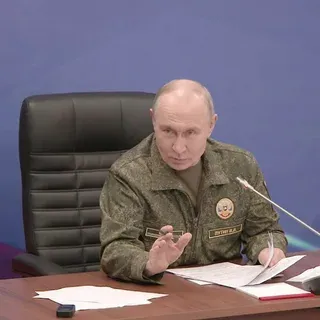 Путин поручил продолжать удары по объектам ВПК и логистическим центрам Украины