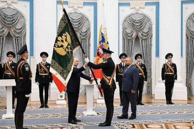 Путин вручил знамя Федеральной таможенной службе