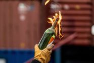 Протестующие во Франции начали применять коктейли Молотова